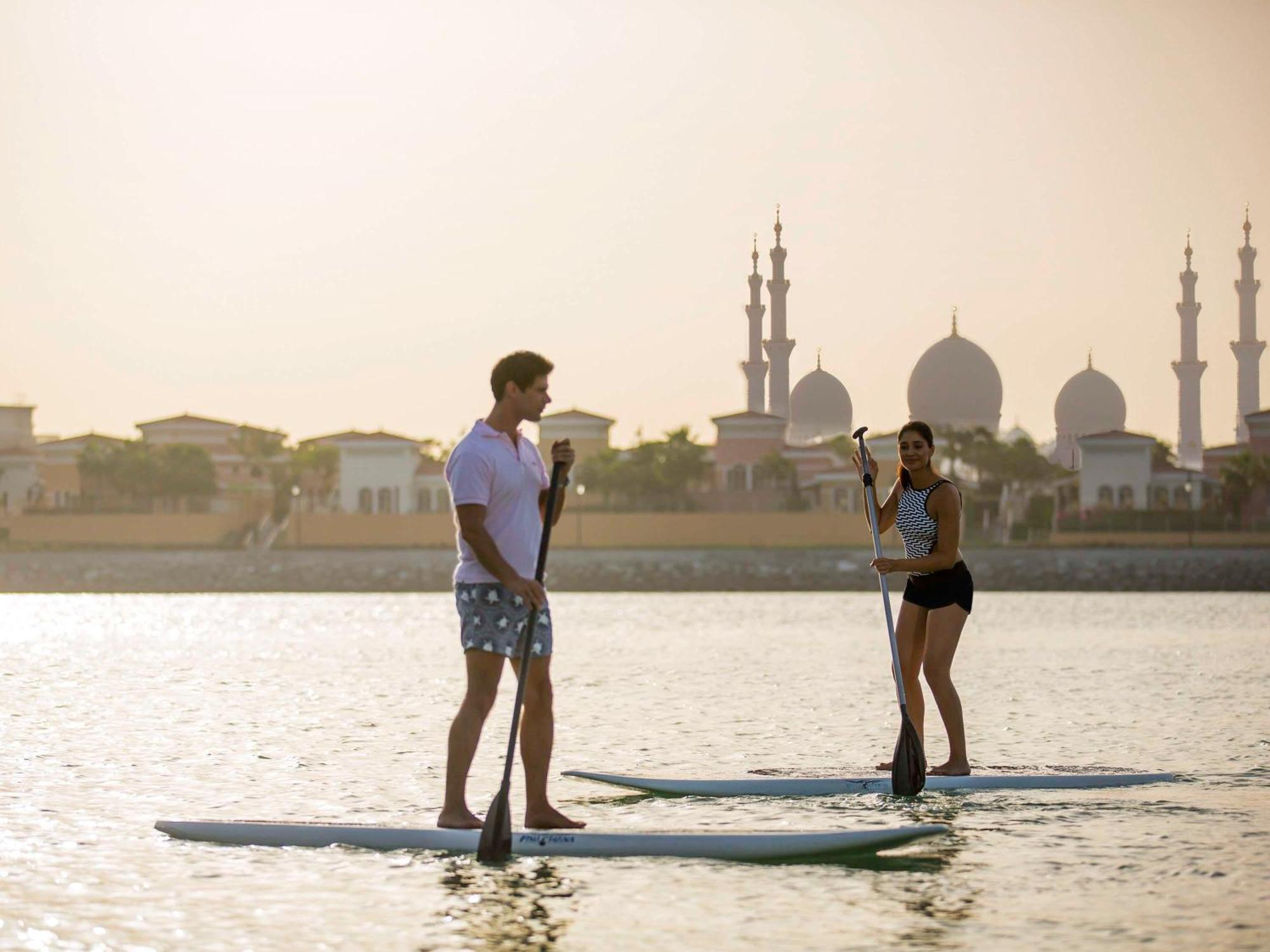 فندق فيرمونت باب البحر أبو ظبي المظهر الخارجي الصورة Stand Up Paddle Boarding in Dubai