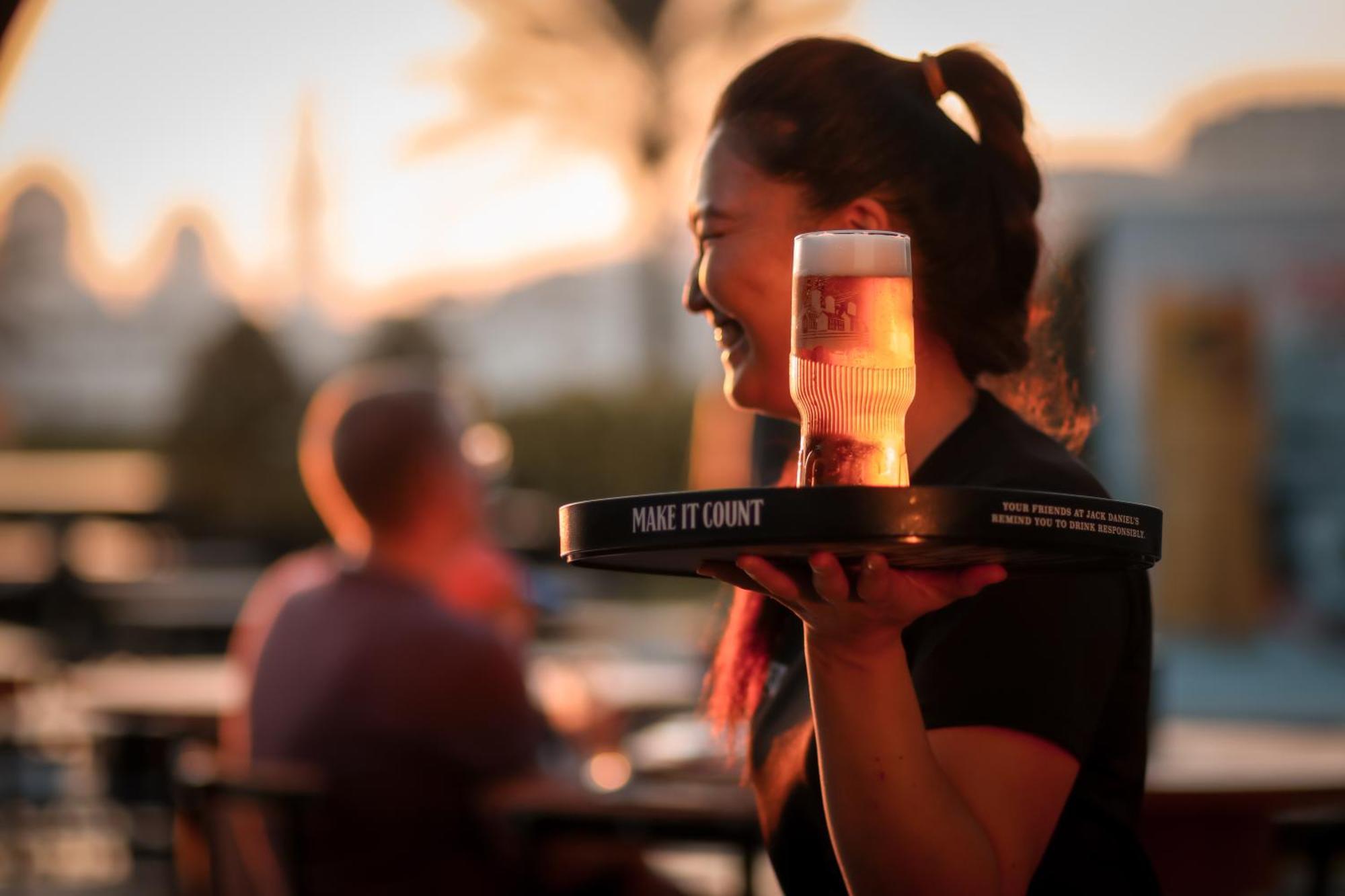 فندق فيرمونت باب البحر أبو ظبي المظهر الخارجي الصورة A server at a restaurant