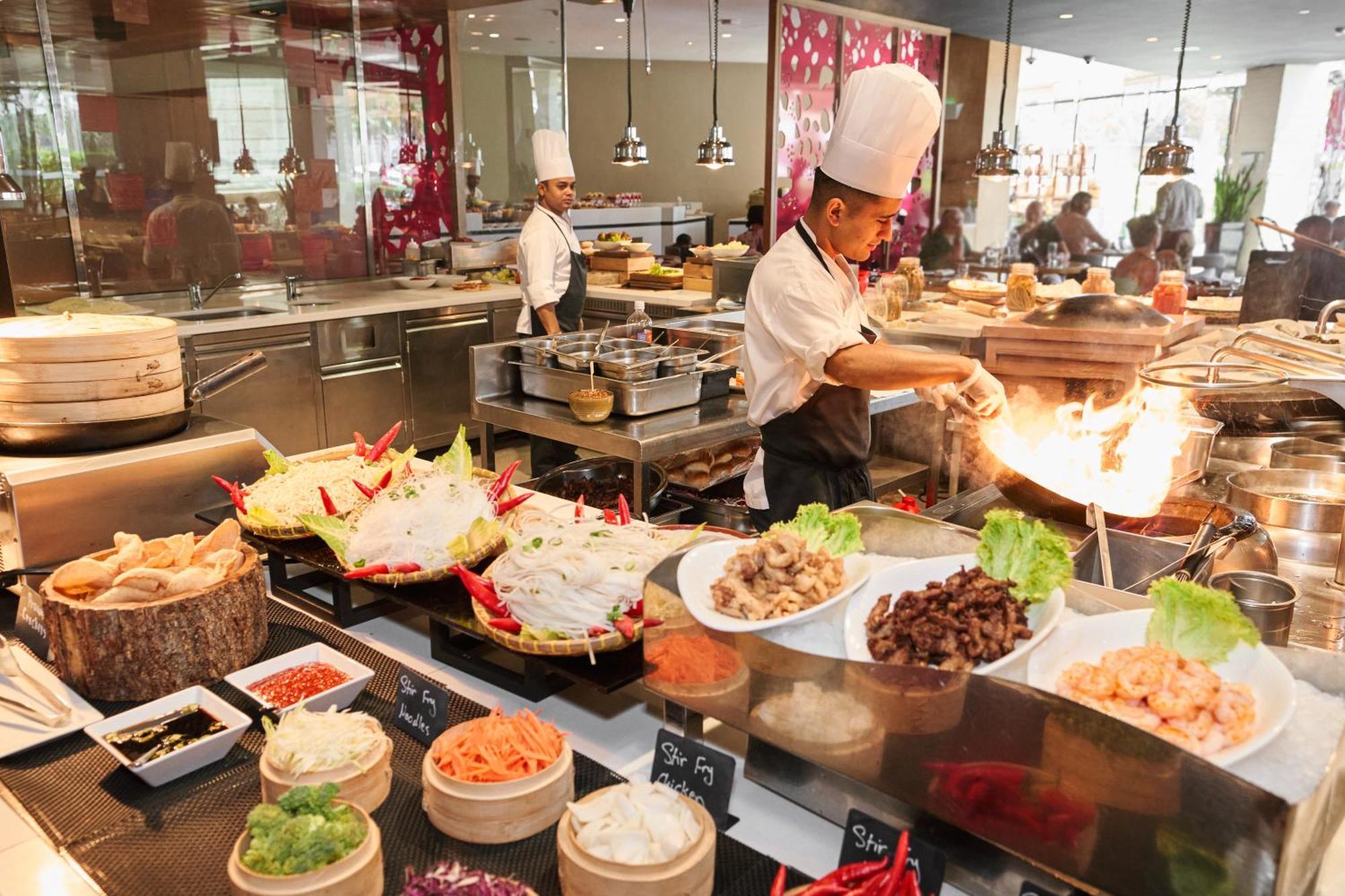 فندق فيرمونت باب البحر أبو ظبي المظهر الخارجي الصورة A live kitchen at a hotel