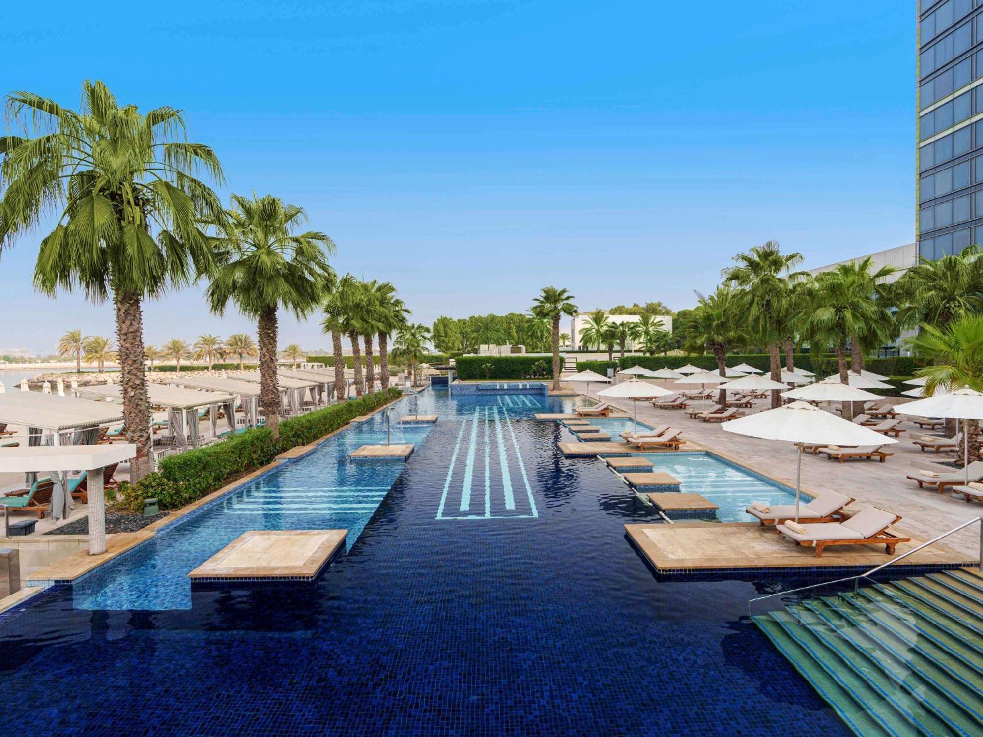 فندق فيرمونت باب البحر أبو ظبي المظهر الخارجي الصورة The swimming pool at the hotel