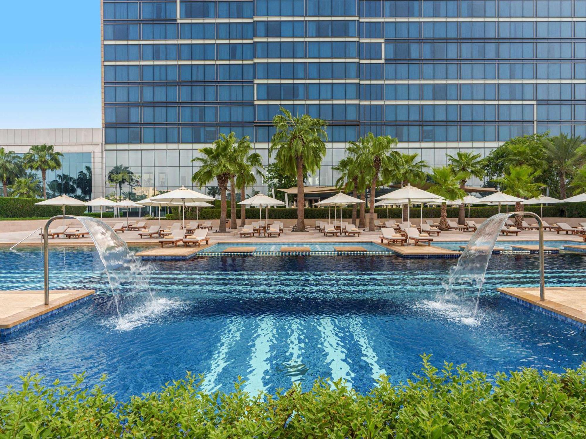 فندق فيرمونت باب البحر أبو ظبي المظهر الخارجي الصورة The swimming pool at the hotel