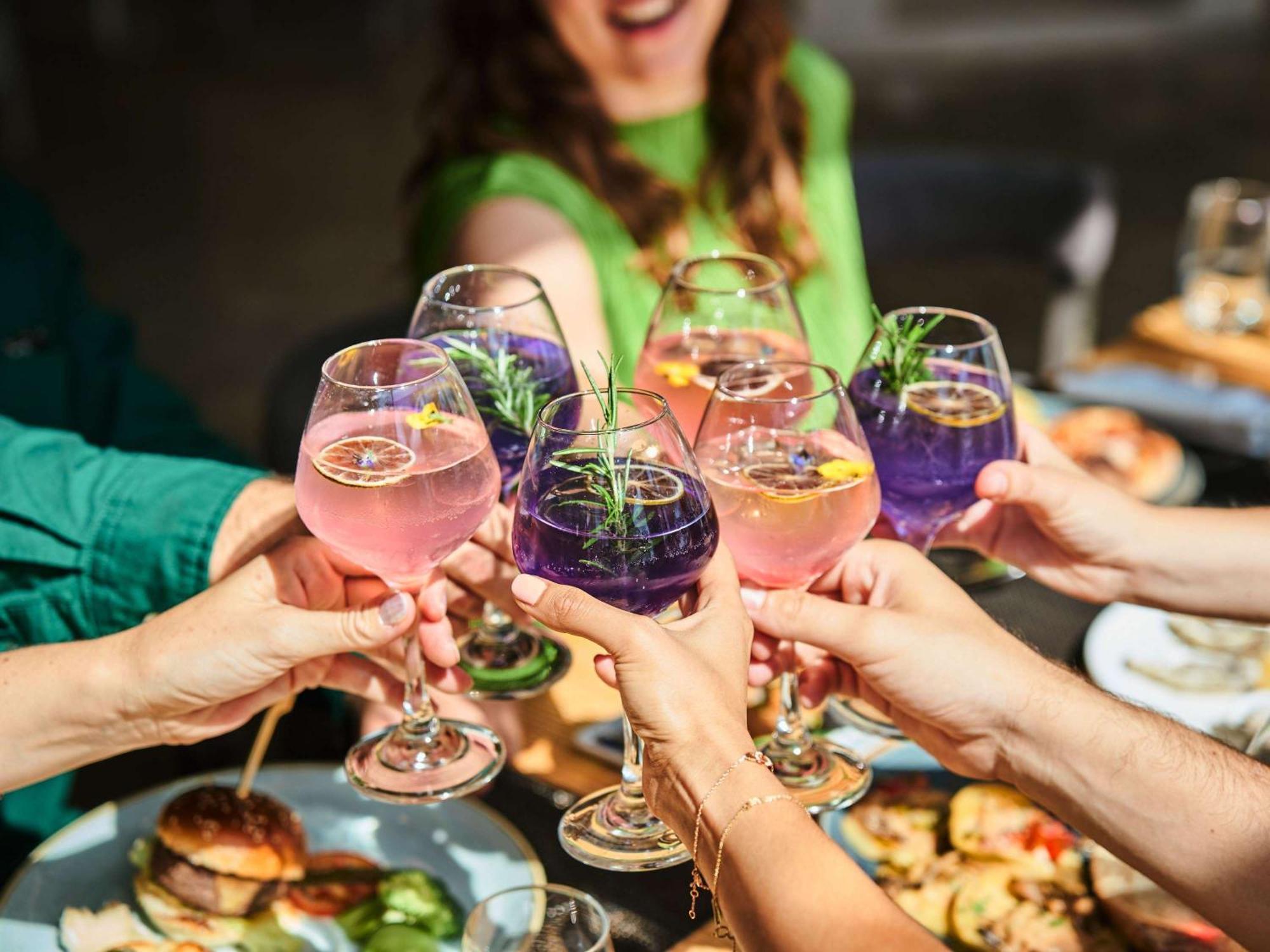 فندق فيرمونت باب البحر أبو ظبي المظهر الخارجي الصورة A group of people toasting with wine
