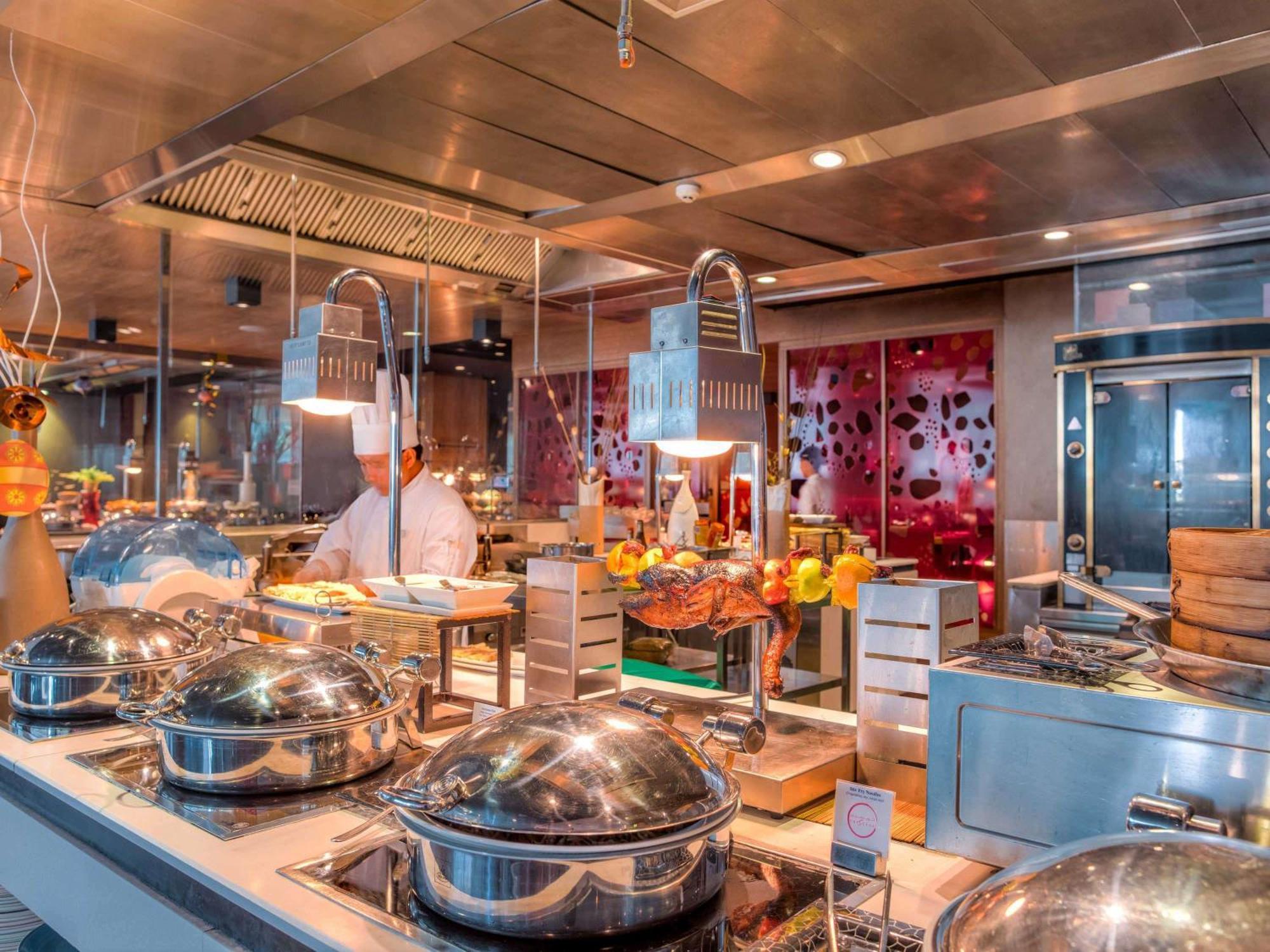 فندق فيرمونت باب البحر أبو ظبي المظهر الخارجي الصورة The buffet at the restaurant